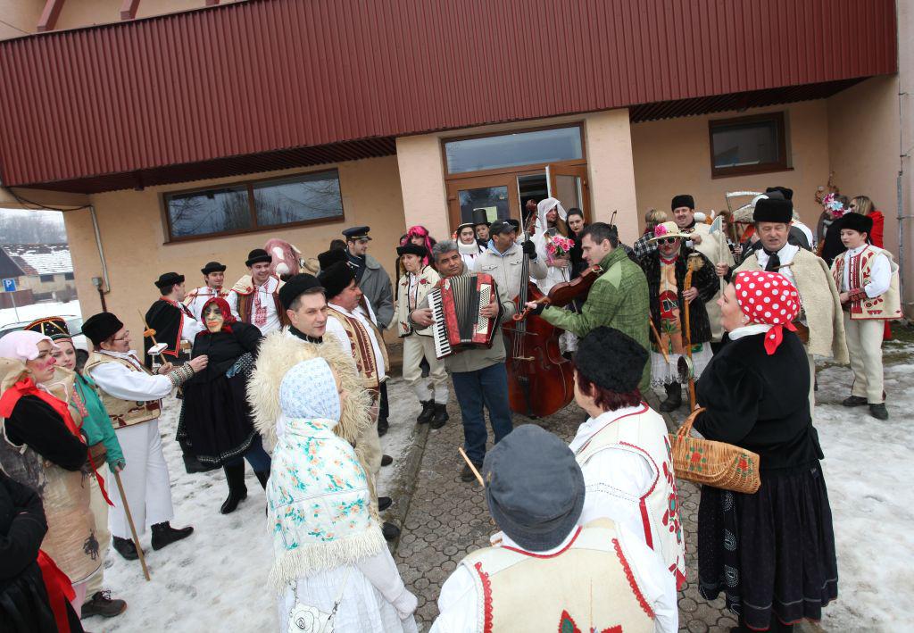 Fotogaléria Fašiangový sprievod masiek a pochovávanie basy (50) Fašiangový sprievod masiek a pochovávanie basy