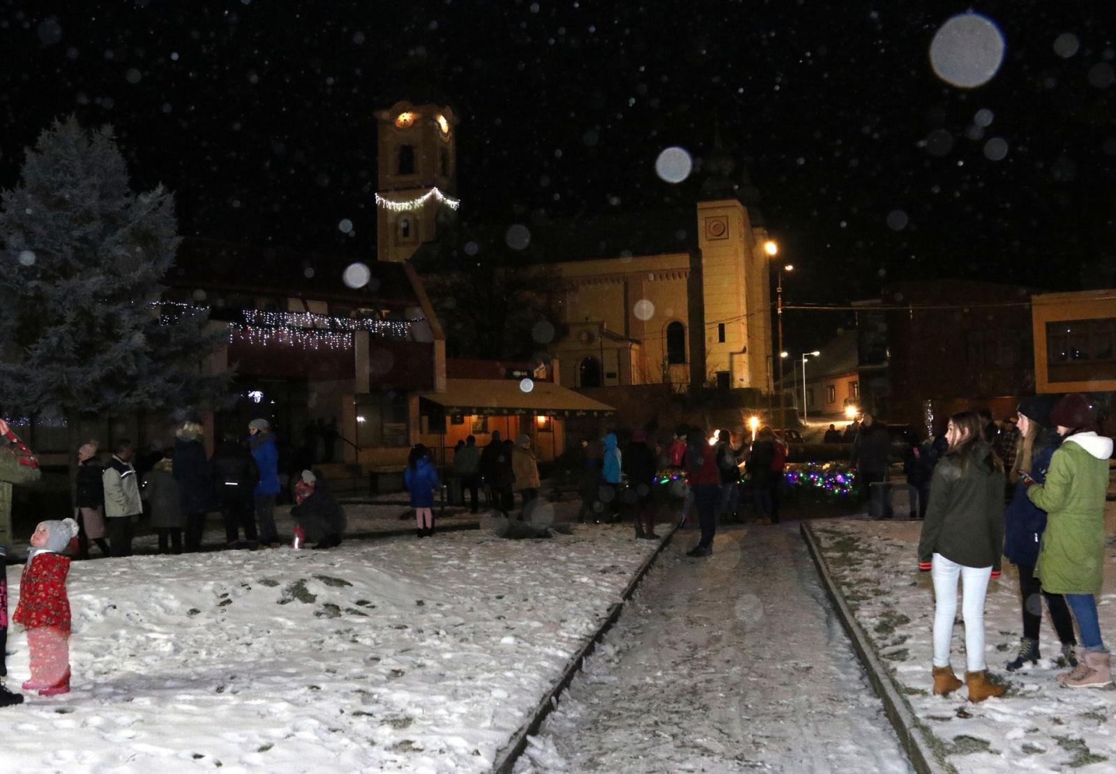 Fotogaléria Nový rok 2019 na námestí (14) Nový rok 2019 na námestí