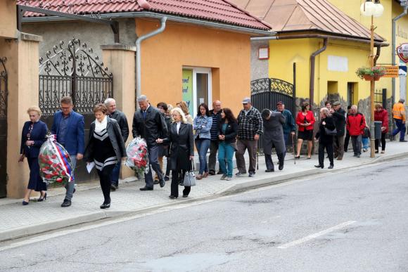 Pietny akt položenia vencov 010.jpg Pietny akt položenia vencov 010.jpg